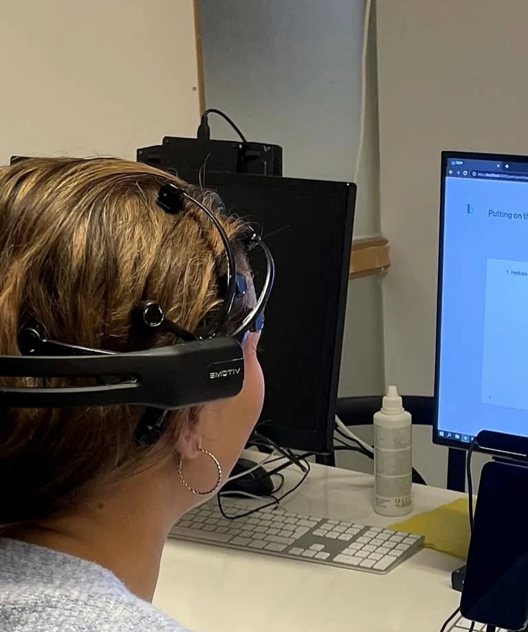 Neuromarketing-meetopstelling met EEG-headset en computerscherm