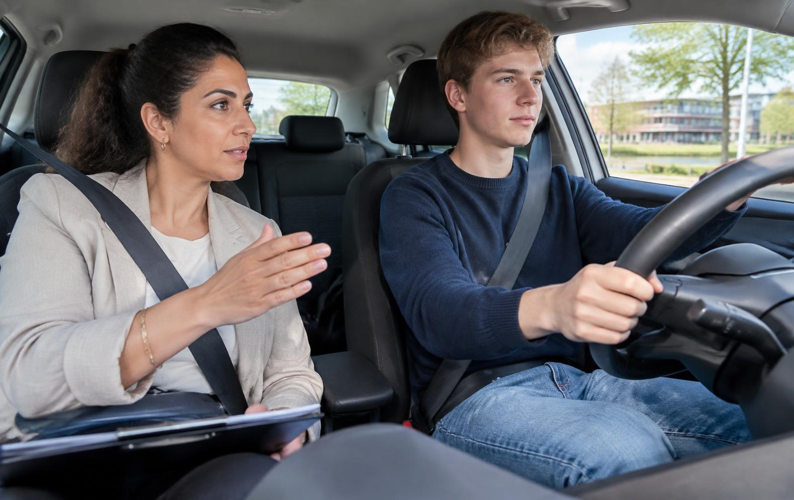 Rijinstructeur begeleidt een leerling tijdens een autorijles