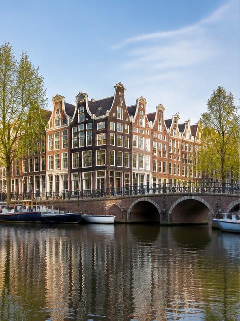 Amsterdamse grachtenpanden aan het water