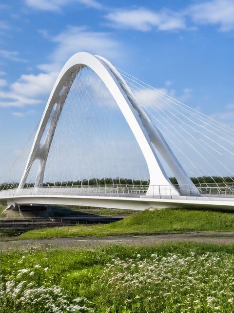 De iconische witte brug bij Hoofddorp