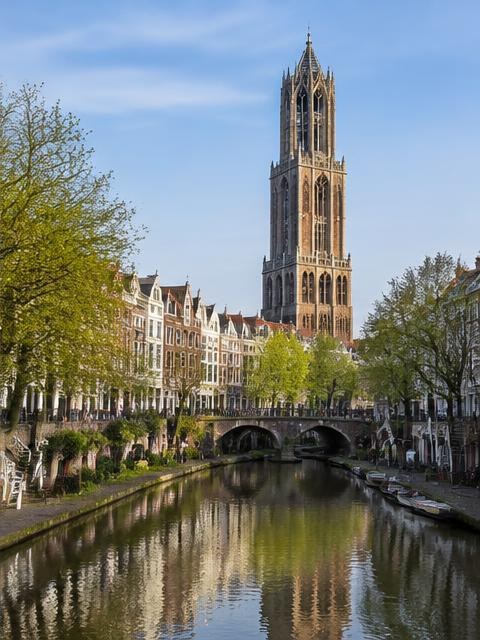 De Domtoren en Oudegracht in Utrecht